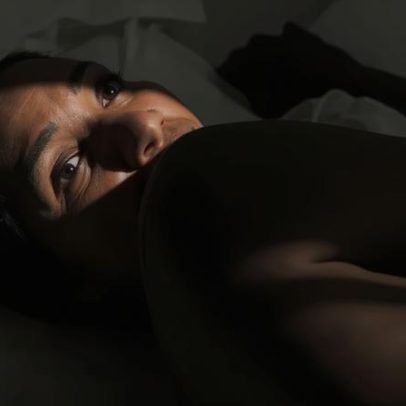 Guia de posição de lado busca conforto, profundidade e orgasmos