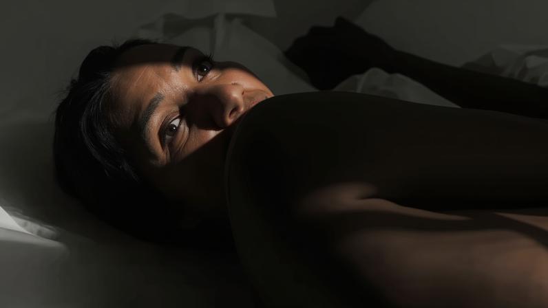 Não subestime a posição sexual de lado: entenda porque o básico bem feito pode ser tão (ou mais) prazeroso na cama — Foto: Unsplash