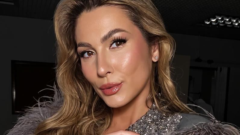Lívia Andrade surge de maiô fio-dental e mostra bumbum enorme