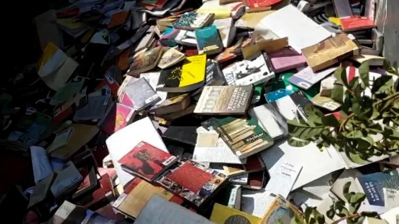 Livros descartados pela prefeitura de Osasco. Foto: reprodução / Instagram