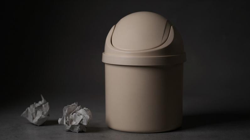 Lixeiras de plástico podem ser uma boa opção para sua casa: são leves, acessíveis e fáceis de limpar. No entanto, apresentam limitações em durabilidade e impacto ambiental, o que deve ser considerado na escolha