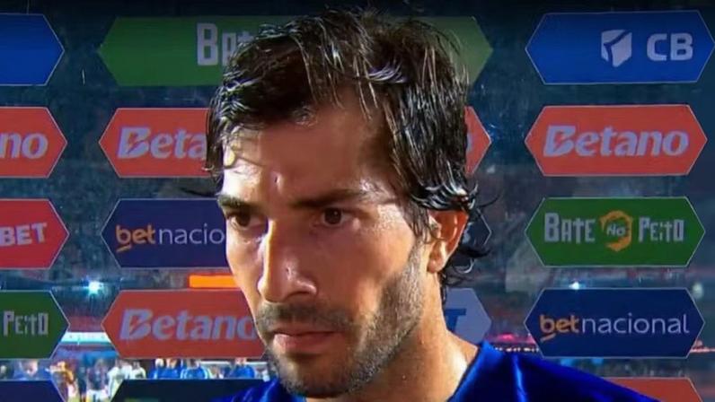 Lucas Silva desabafa e pede desculpas após goleada sofrida pelo Cruzeiro: "Saímos daqui envergonhados" — Foto: Reprodução/Premiere
