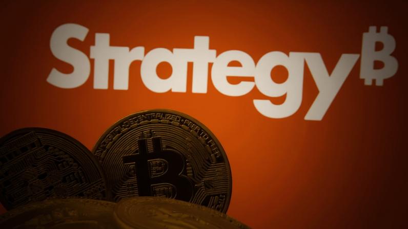 logo da strategy e moeda de bitcoin