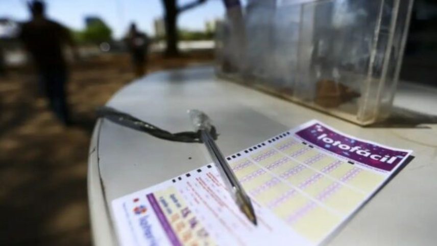 Foto colorida de cartela da Lotofácil - Metrópoles