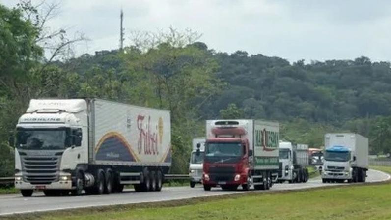 O veículo transportava blocos de granito e teve uma colisão frontal com um ônibus