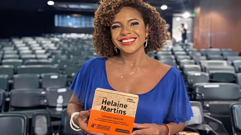 A apresentadora da TV Brasil e editora-chefe do Repórter Brasil Tarde, Luciana Barreto, foi homenageada durante a cerimônia do 4º Prêmio MOL de Jornalismo para a Solidariedade. A jornalista recebeu o Troféu Helaine Martins, reconhecimento que destaca sua trajetória comprometida com as questões sociais, raciais e de direitos humanos, além de sua contribuição para ampliar vozes e perspectivas no debate público. Foto: TV Brasil