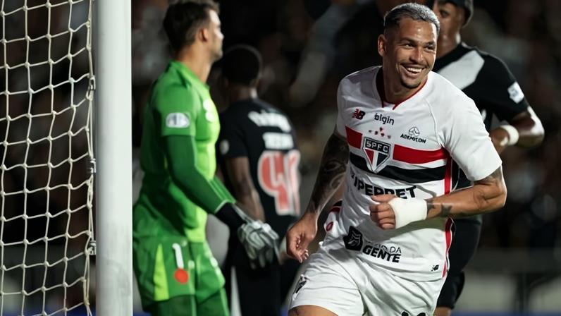 Luciano comemora gol do São Paulo contra o Vasco no estádio São Januário pelo Brasileirão