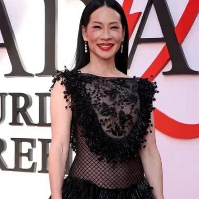 Lucy Liu usa vestido com renda na estreia de O Diabo Veste Prada 2