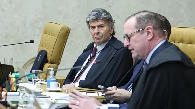Os ministros Luiz Fux e Cristiano Zanin em sessão plenária do STF