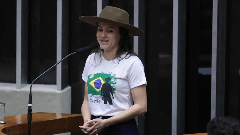 Luíza da Cunha, filha de Clezão, afirmou que a mobilização seguirá até a anistia e a anulação dos processos. (Foto: Bruno Spada/Câmara dos Deputados)