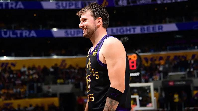 Luka Doncic quebra dois recordes da NBA após cumprir suspensão