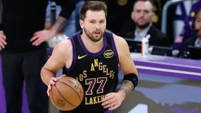 Doncic se lesiona na derrota dos Lakers e fará exames