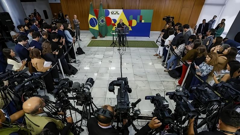 Lula concede entrevista a jornalistas