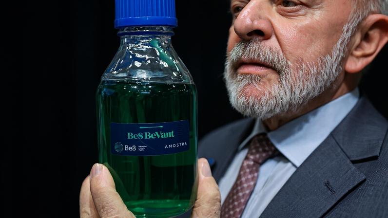 O presidente da República, Luiz Inácio Lula da Silva (PT), durante visita à Feira Industrial de Hannover. Na imagem, ele mostra o Be8 BeVant, um biocombustível brasileiro desenvolvido para a descarbonização de frotas e motores a diesel