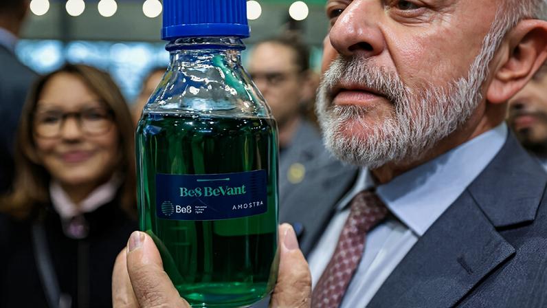 O presidente da República, Luiz Inácio Lula da Silva (PT), durante visita à Feira Industrial de Hannover; na imagem, ele mostra o Be8 BeVant, um biocombustível brasileiro desenvolvido para a descarbonização de frotas e motores a diesel
