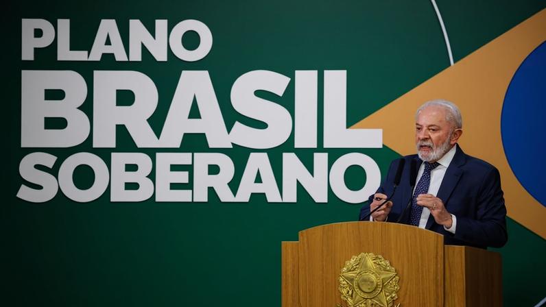 Lula ao microfone - Metrópoles