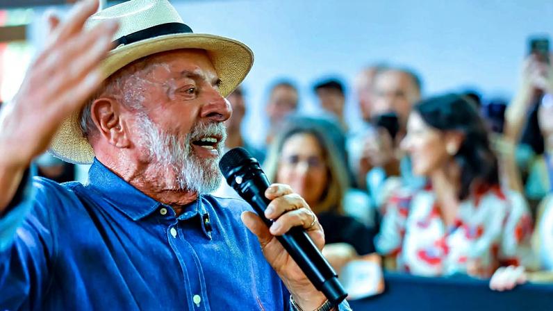 O presidente Luiz Inácio Lula da Silva durante discurso: medidas emergenciais e subsídios ao diesel em 2026 criam um alívio temporário no caixa, mas empurram a fatura do ajuste fiscal para o próximo mandato (Foto: )