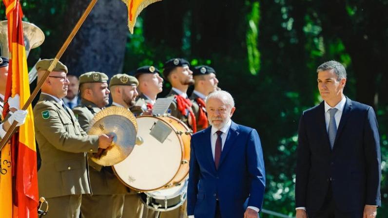 O presidente da República, Luiz Inácio Lula da Silva, durante reunião Plenária da I Cúpula Brasil-Espanha. Palácio Real de Pedralbes, Espanha