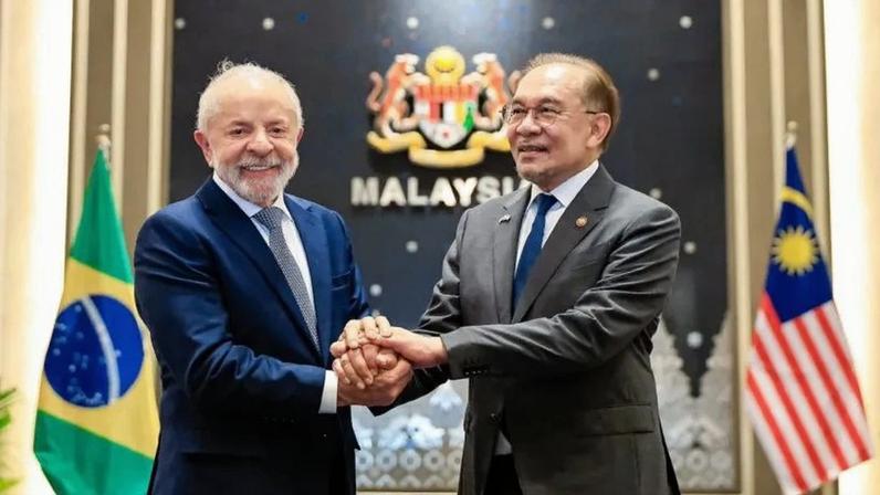 Na imagem, Lula e o primeiro-ministro da Malásia, Anwar Ibrahim, durante visita do petista ao país, em outubro de 2025