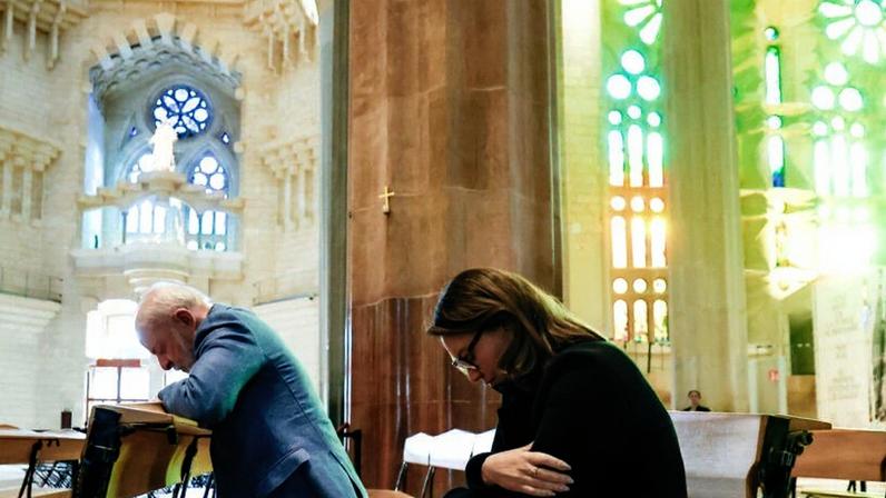 O presidente da República, Luiz Inácio Lula da Silva, e a primeira-dama, Janja da Silva, se ajoelharam no interior da Basílica da Sagrada Família, na Espanha