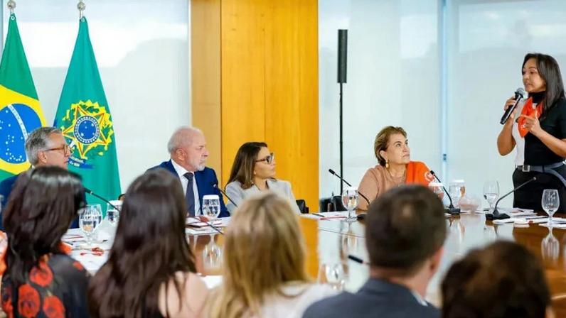 O evento no Palácio do Planalto reuniu congressistas, integrantes do Judiciário e representantes do governo; na imagem, Lula e Janja participam da reunião