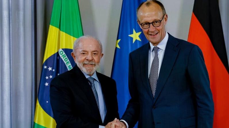 O presidente da República, Luiz Inácio Lula da Silva (PT), à esquerda, ao lado do chanceler alemão Friedrich Merz (CDU, centro-direita) depois de reunião bilateral na Feira Industrial de Hannover, na Alemanha