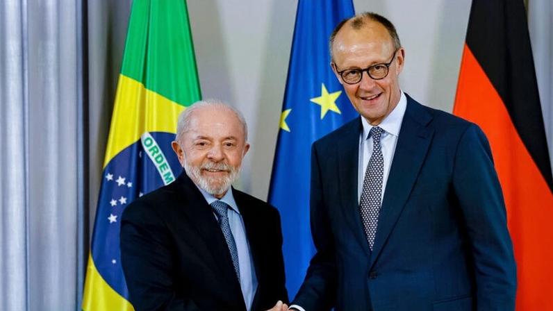 O presidente da República, Luiz Inácio Lula da Silva (PT), à esquerda, ao lado do chanceler alemão Friedrich Merz, depois de reunião bilateral na Feira Industrial de Hannover