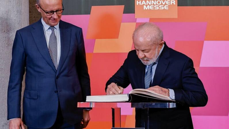 O presidente da República, Luiz Inácio Lula da Silva (PT), durante a cerimônia de abertura da Feira Industrial de Hannover, na Alemanha, ao lado do o chanceler alemão Friedrich Merz (CDU, centro-direita)