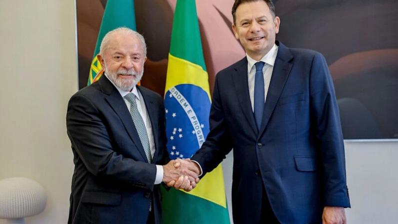 O presidente da República, Luiz Inácio Lula da Silva (PT), durante reunião privada com o primeiro-ministro da República Portuguesa, Luís Montenegro (PSD, direita) no Palácio de São Bento, em Portugal