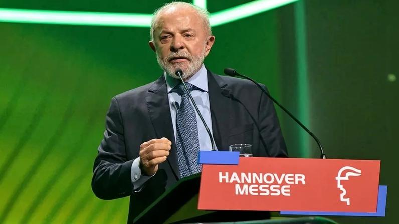 O presidente brasileiro Luiz Inácio Lula da Silva discursa durante a cerimônia de abertura da Hannover Messe no Hannover Congress Centrum (HCC), em Hannover, Alemanha, em 19 de abril de 2026. REUTERS/Fabian Bimmer