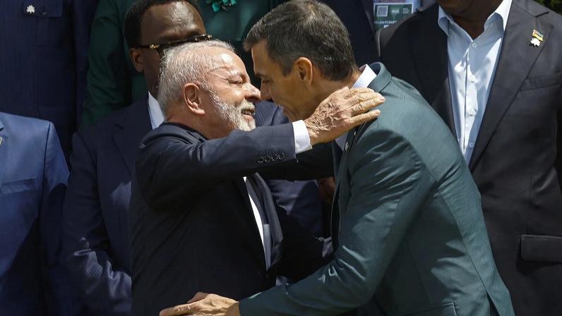 O presidente Lula e o primeiro-ministro espanhol, Pedro Sánchez, durante a COP-30, em Belém. (Foto: Antonio Lacerda/EFE)