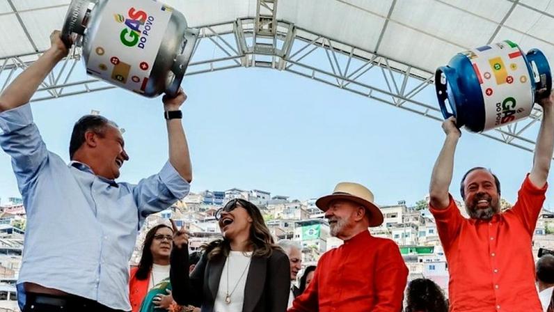 O lançamento aconteceu no Aglomerado da Serra, a maior favela de Belo Horizonte (MG); na imagem, o ex-ministro-chefe da Casa Civil Rui Costa, a primeira-dama Janja e o presidente Lula