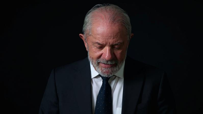The Guardian destacou que, na eleição presidencial de outubro, Lula vai enfrentar “um senador com quase metade de sua idade”, em referência a Flávio Bolsonaro, que tem 44 anos (Foto: André Borges/EFE)