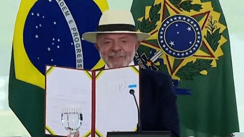 Lula segura texto do acordo promulgado | Reprodução/YouTube