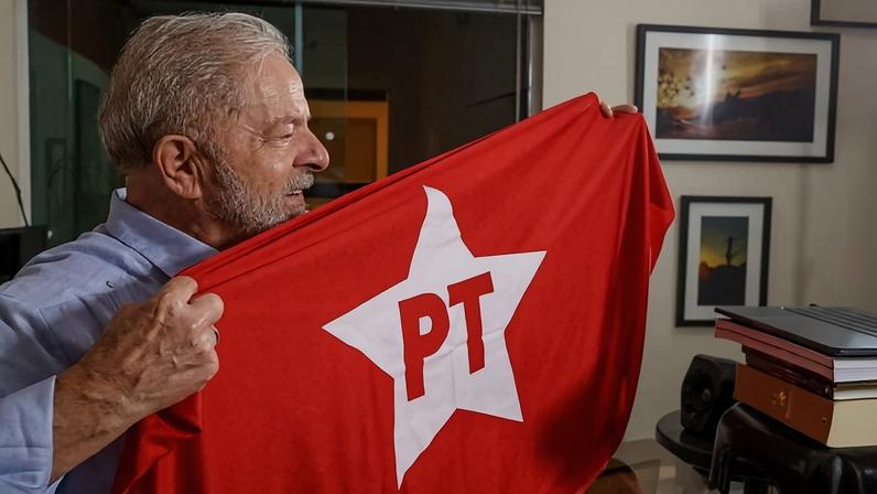 O presidente Lula com a bandeira do PT | Ricardo Stuckert/PR