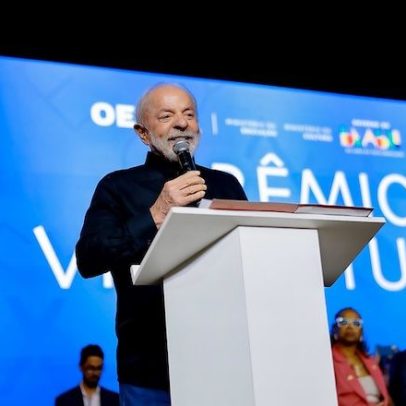Lula é internado em hospital para procedimentos na mão e na cabeça