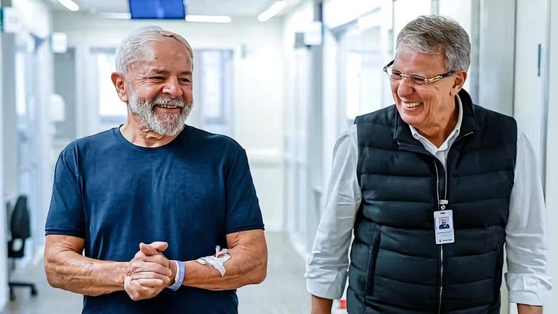 Lula caminha em hospital após cirurgia no fim de 2024 | Ricardo Stuckert/PR