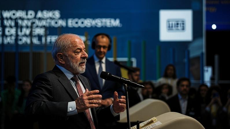 O presidente Lula (PT) e, ao fundo, o chanceler da Alemanha, Friedrich Merz | Ricardo Stuckert/PR