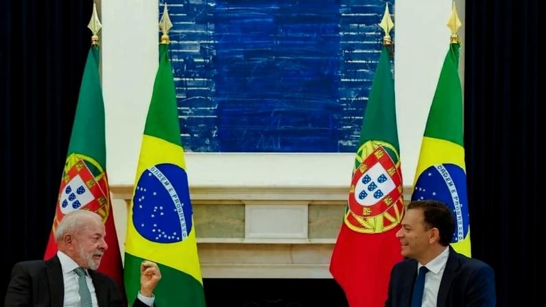 O presidente Lula (à esquerda) e o primeiro-ministro português, Luís Montenegro (à direita), durante encontro em Lisboa | Ricardo Stuckert/PR