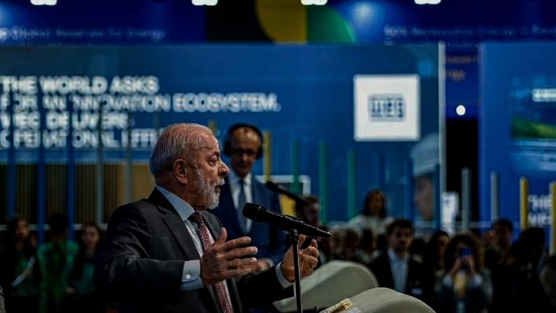 Lula e o chanceler alemão, Friedrich Merz (em segundo plano), durante visita do presidente à Alemanha | Ricardo Stuckert/PR