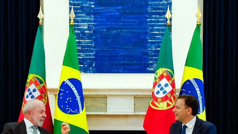O presidente da República, Luiz Inácio Lula da Silva (PT), teve reunião privada com o primeiro-ministro da República Portuguesa, Luís Montenegro (PSD, direita) no Palácio de São Bento, em Portugal