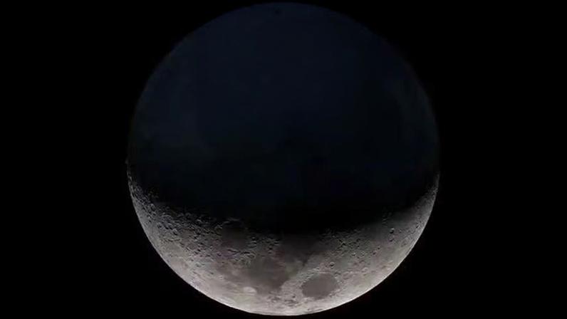 Os clarões causados por impactos de meteoroides são breves explosões de luz visíveis no hemisfério escuro da Lua quando um meteoroide atinge a superfície lunar e se vaporiza