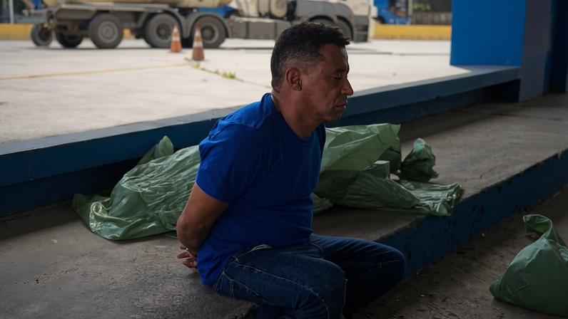 Montagem com foto colorida de homem preso com quase meia tonelada de maconha - Metrópoles