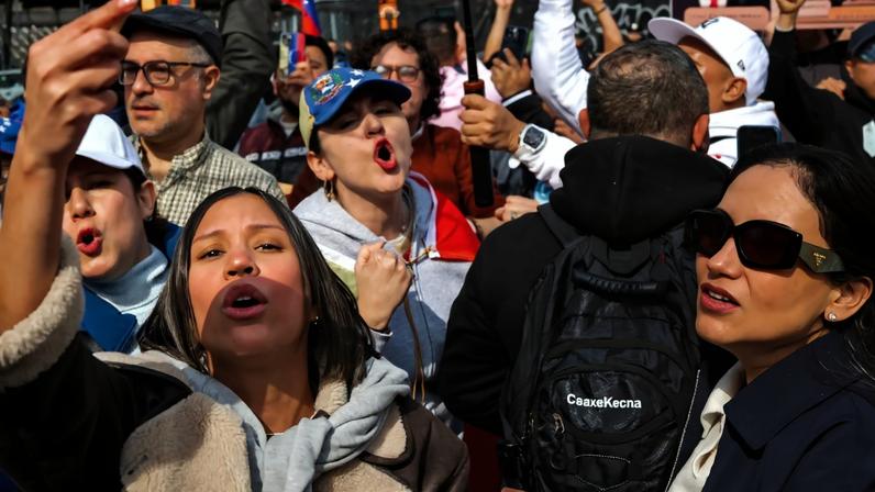 Manifestantes protestam contra o ex-ditador venezuelano Nicolás Maduro em frente a tribunal federal em Nova York em 26 de março (Foto: OLGA FEDOROVA/EFE/EPA)