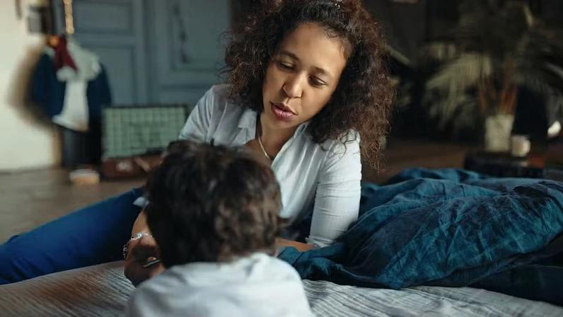Mãe cuidando do filho — Foto: Freepik