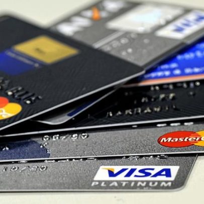 Juros altos puxam renda comprometida e distorções na Bolsa em 2026