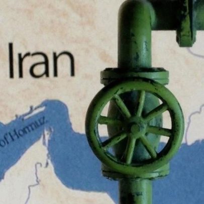 Petróleo cai abaixo de US$ 90 após Irã anunciar reabertura de Hormuz