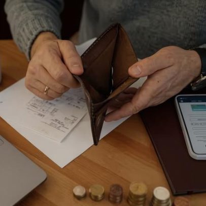 Conteúdos virais prometem atalhos para reduzir dívidas, especialistas alertam