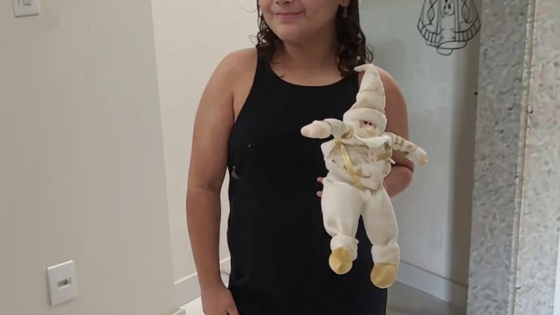 Menina com vitiligo questiona por que a mãe quer tratar as manchas