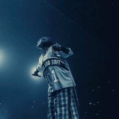 Billie Eilish apresenta visão de filme-concerto com James Cameron no trailer